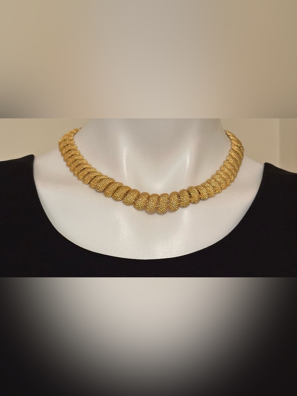 NAPIER Signed  Vintage 1980’s Gold-Tone Textured Link Chunky Necklace Over Clasp - Picture 4 of 17